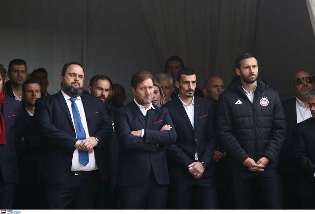 Σύσσωμος ο Ολυμπιακός στο μνημόσυνο για την «Θύρα 7» (photos)