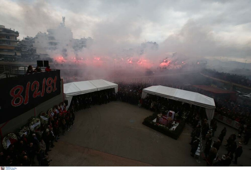 Σύσσωμος ο Ολυμπιακός στο μνημόσυνο για την «Θύρα 7» (photos)