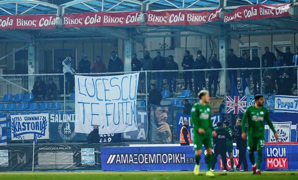 Πανό κατά του Λουτσέσκου στους «Ζωσιμάδες» (photo)