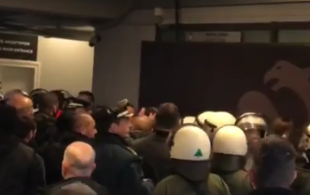 ΠΑΟΚ-Ολυμπιακός: Η στιγμή της έντασης με Μαρινάκη στην Τούμπα! (video&photos)