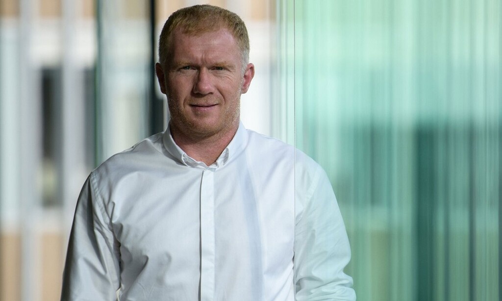 Φορά το… προπονητικό του κοστούμι ο Πολ Σκόουλς!