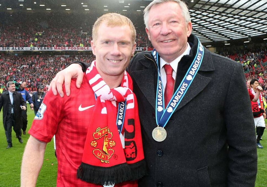 Φορά το… προπονητικό του κοστούμι ο Πολ Σκόουλς!