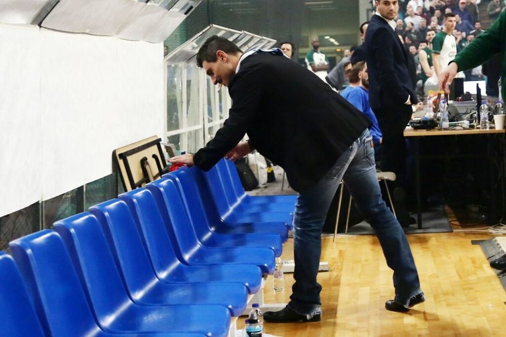 Καρέ – καρέ η στιγμή που ο Δημήτρης Γιαννακόπουλος ρεζίλεψε τον Ολυμπιακό (photos)