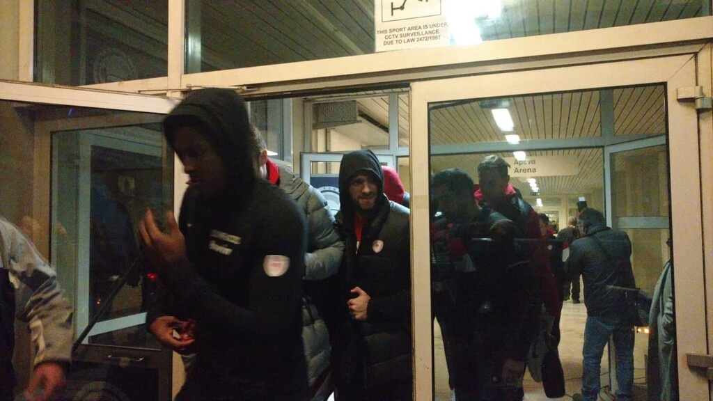 Παναθηναϊκός – Ολυμπιακός: Η αποχώρηση των «ερυθρόλευκων» από το ΟΑΚΑ (videos&photos)