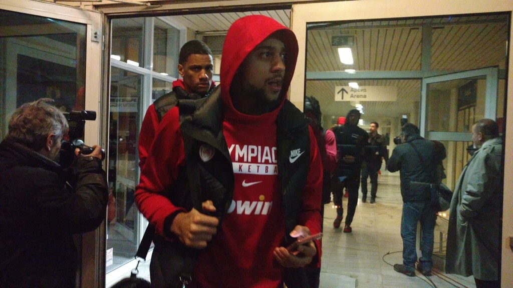 Παναθηναϊκός – Ολυμπιακός: Η αποχώρηση των «ερυθρόλευκων» από το ΟΑΚΑ (videos&photos)