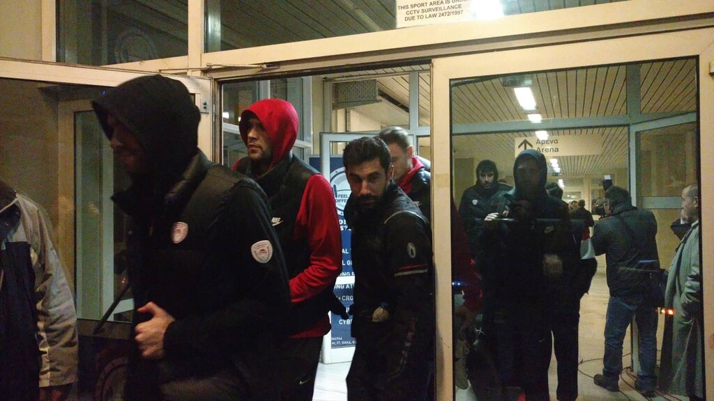 Παναθηναϊκός – Ολυμπιακός: Η αποχώρηση των «ερυθρόλευκων» από το ΟΑΚΑ (videos&photos)