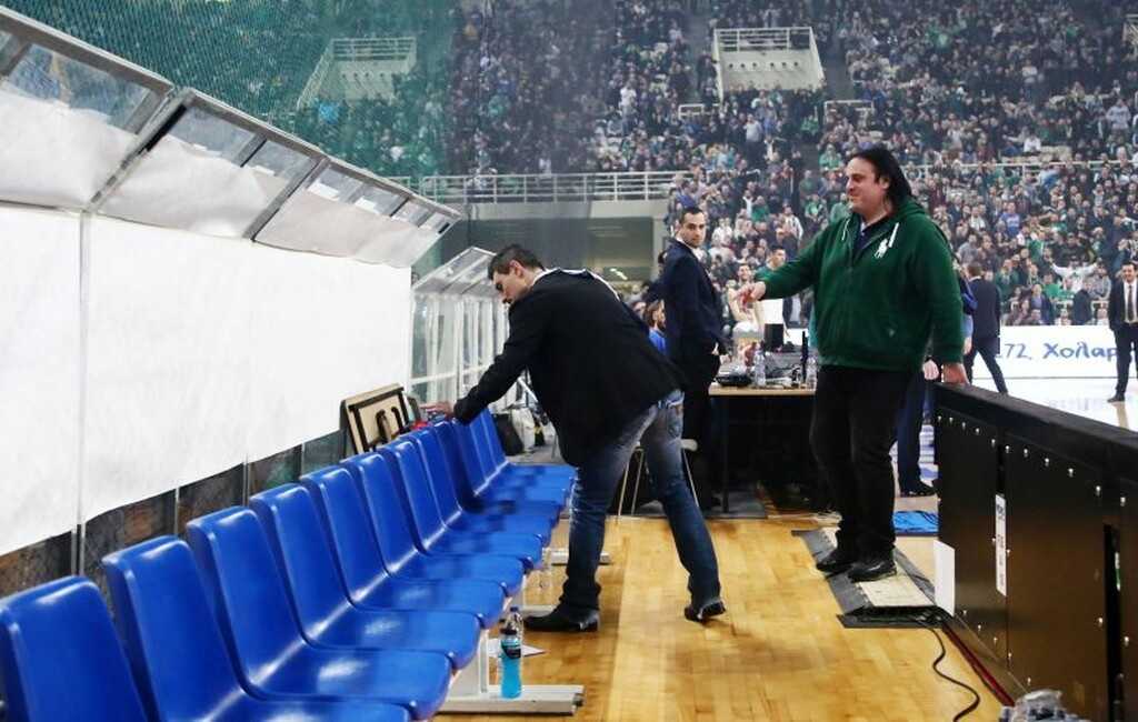 Καρέ – καρέ η στιγμή που ο Δημήτρης Γιαννακόπουλος ρεζίλεψε τον Ολυμπιακό (photos)