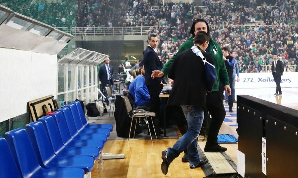 Καρέ – καρέ η στιγμή που ο Δημήτρης Γιαννακόπουλος ρεζίλεψε τον Ολυμπιακό (photos)