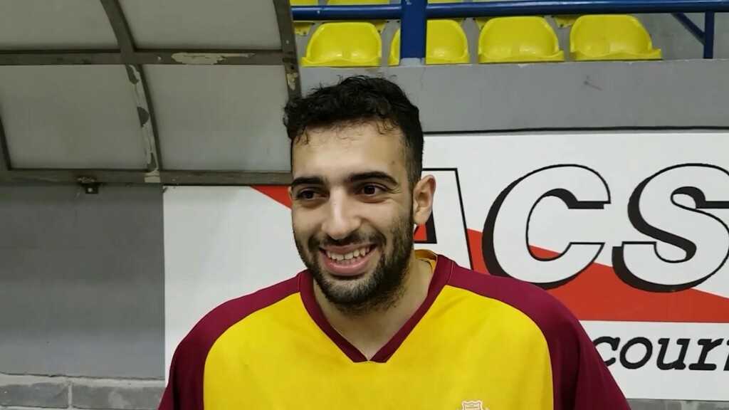 Έπος: Ομάδα της Κύπρου ανανέωσε παίκτη της βγάζοντας... διαφήμιση με καφετζού! (photos+vid)