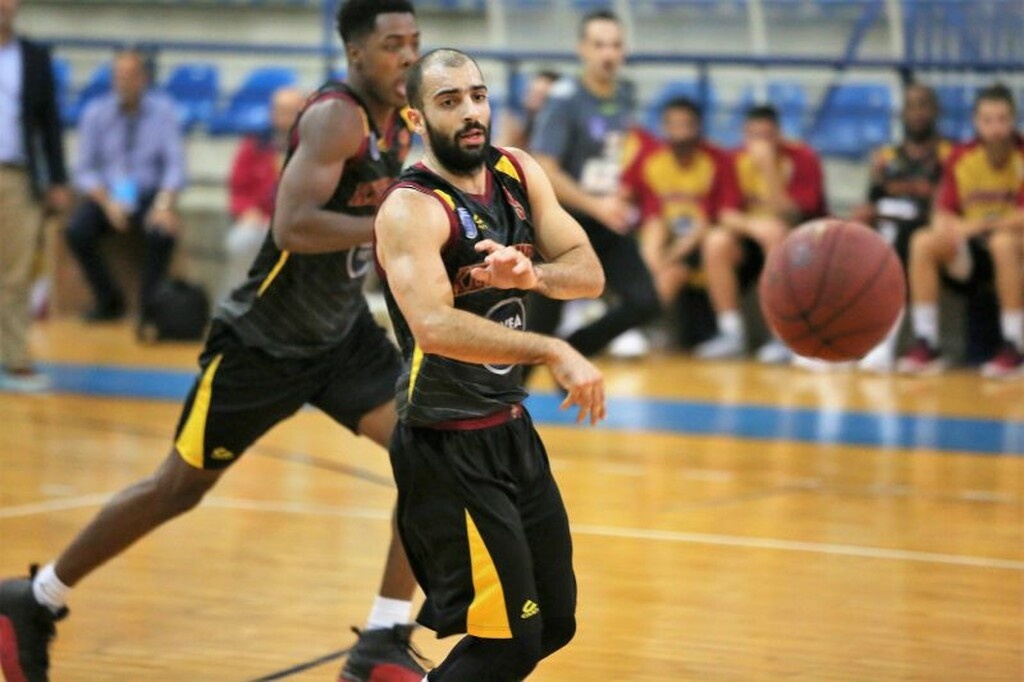 Έπος: Ομάδα της Κύπρου ανανέωσε παίκτη της βγάζοντας... διαφήμιση με καφετζού! (photos+vid)