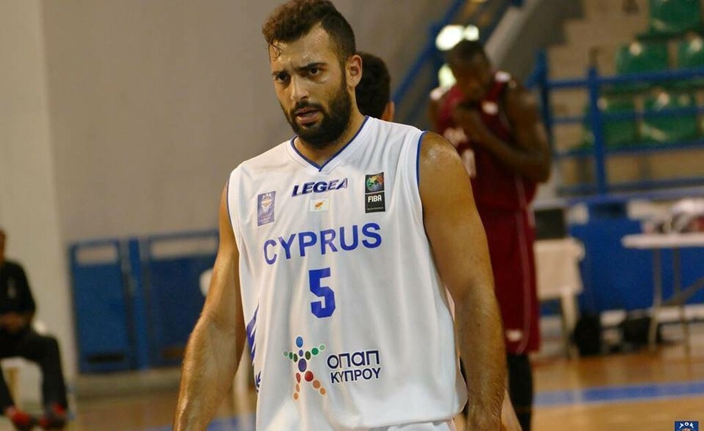 Έπος: Ομάδα της Κύπρου ανανέωσε παίκτη της βγάζοντας... διαφήμιση με καφετζού! (photos+vid)