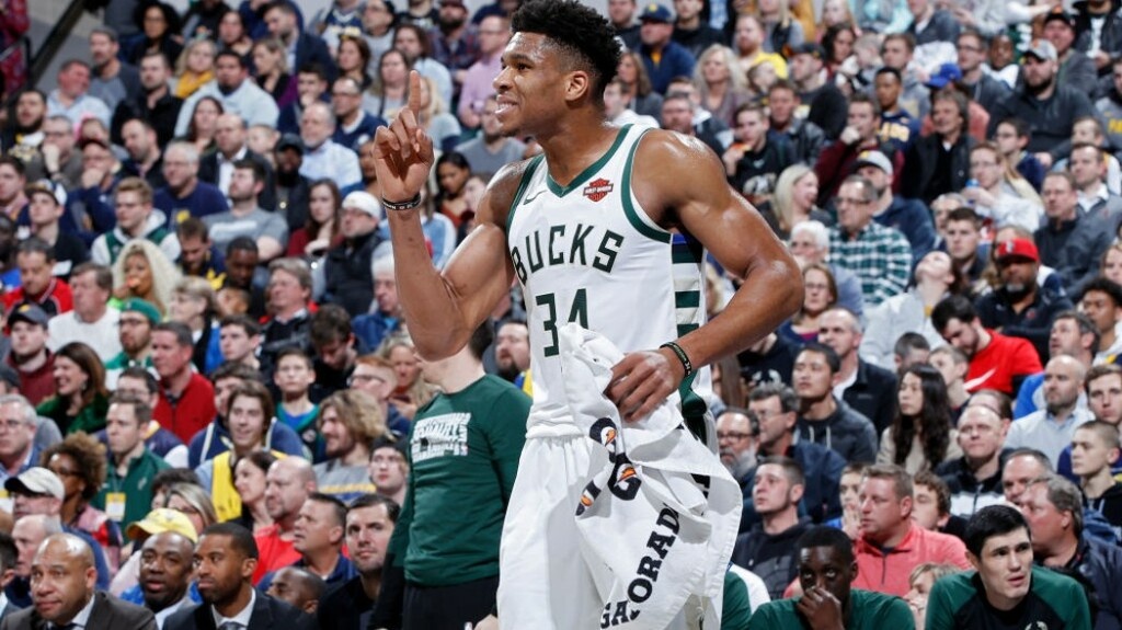 NBA: Νέα… πτήση του Γιάννη στο Top-10 (video)