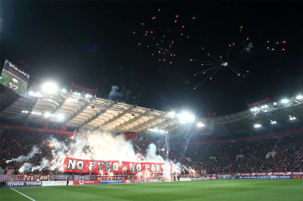 Ολυμπιακός-ΑΕΚ: Πήρε... φωτιά το «Καραϊσκάκη» (photos+video)