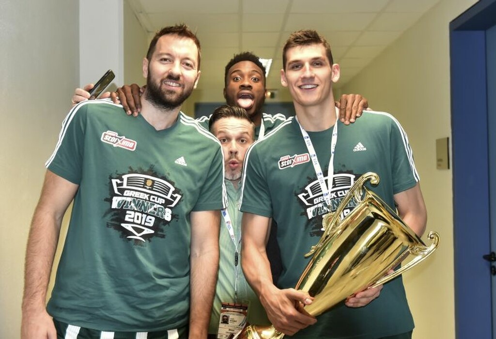 Παναθηναϊκός: Οι πανηγυρισμοί των Κυπελλούχων στα αποδυτήρια (photos)