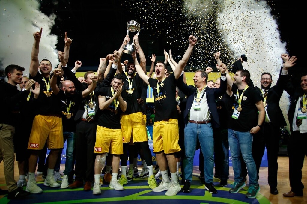 AEK – Φλαμένγκο: Η ιστορική στιγμή της απονομής των «κιτρινόμαυρων» (video&photos)