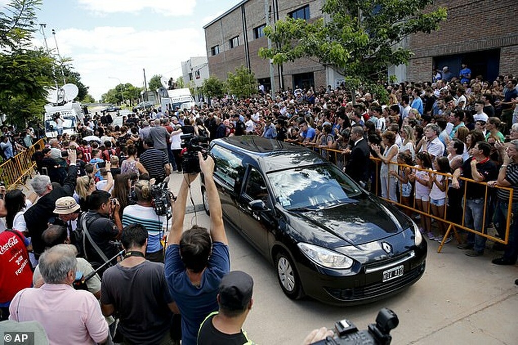 Ράγισαν καρδιές στο τελευταίο «αντίο» του Σάλα (photos)