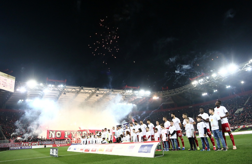 Ολυμπιακός-ΑΕΚ: Πήρε... φωτιά το «Καραϊσκάκη» (photos+video)