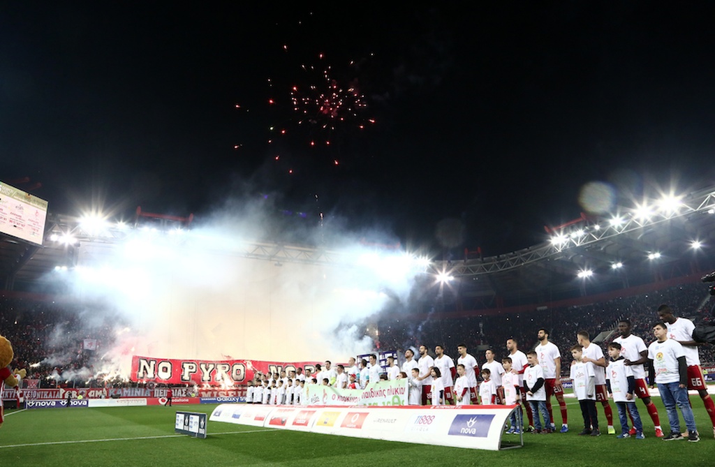 Ολυμπιακός-ΑΕΚ: Πήρε... φωτιά το «Καραϊσκάκη» (photos+video)