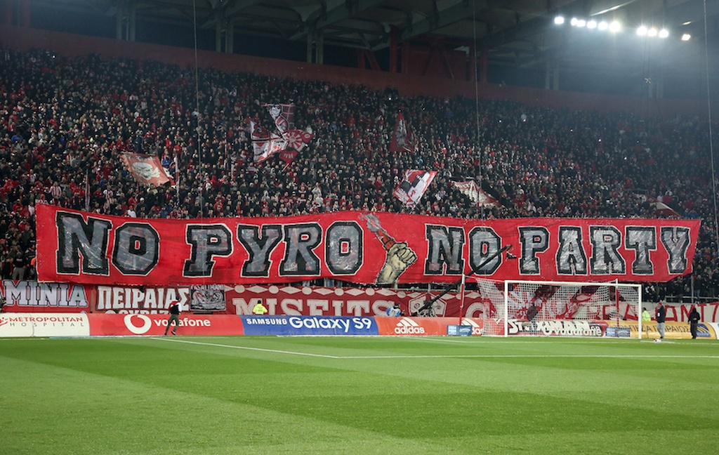 Ολυμπιακός-ΑΕΚ: Πήρε... φωτιά το «Καραϊσκάκη» (photos+video)