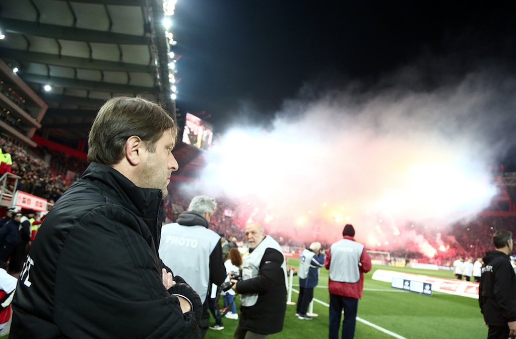 Ολυμπιακός-ΑΕΚ: Πήρε... φωτιά το «Καραϊσκάκη» (photos+video)