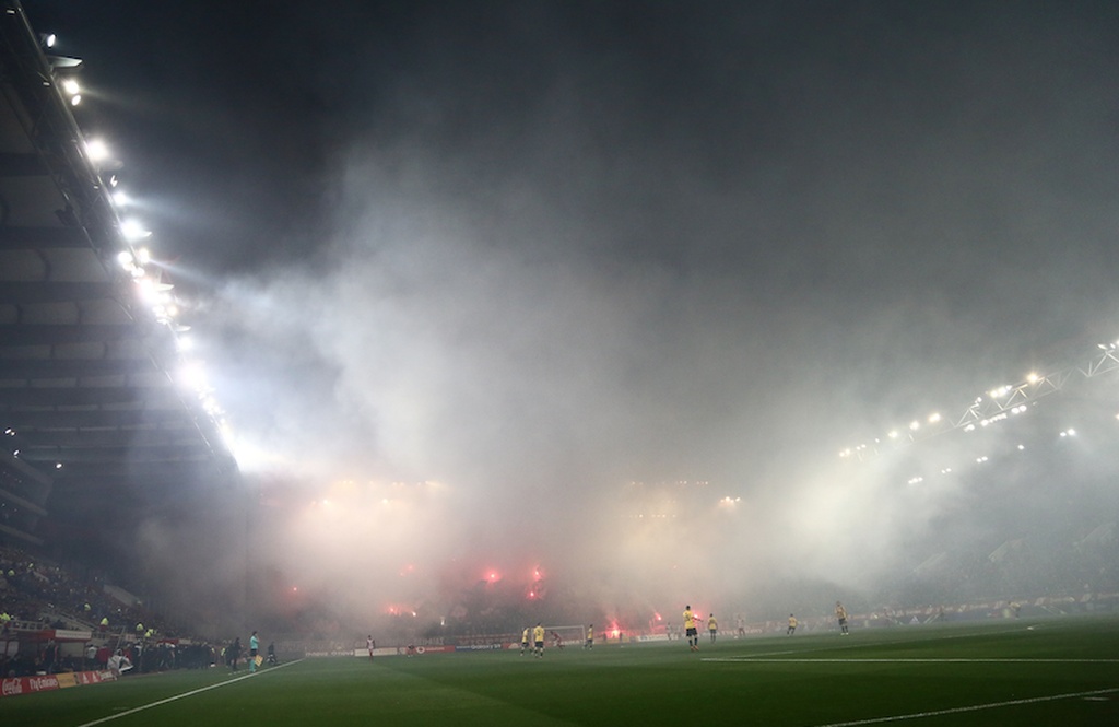 Ολυμπιακός-ΑΕΚ: Πήρε... φωτιά το «Καραϊσκάκη» (photos+video)