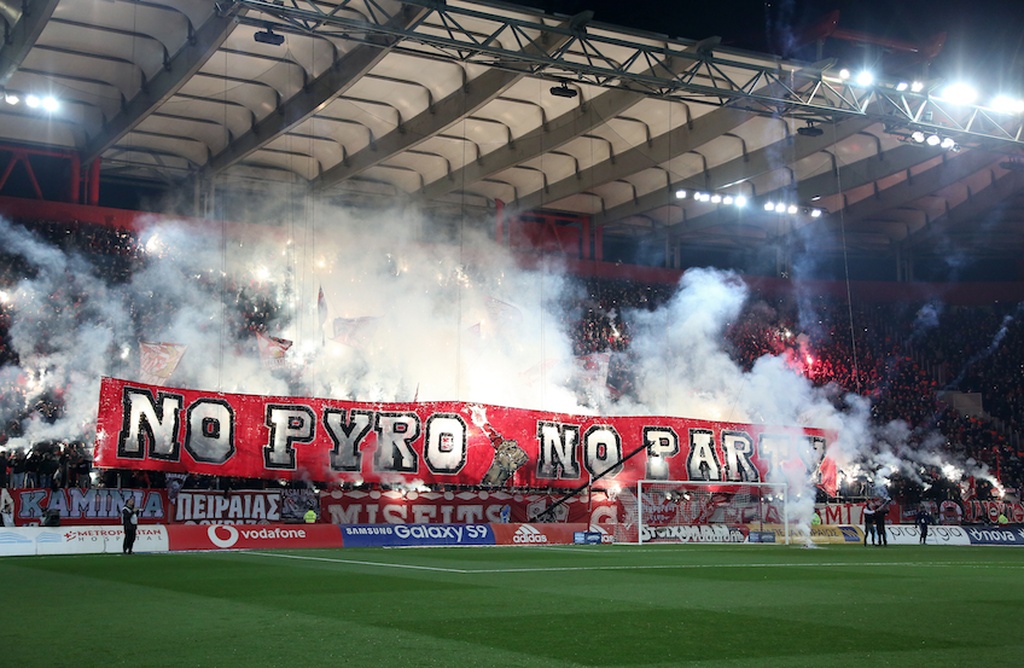 Ολυμπιακός-ΑΕΚ: Πήρε... φωτιά το «Καραϊσκάκη» (photos+video)