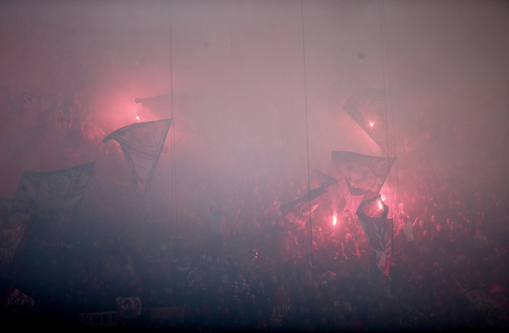 Ολυμπιακός-ΑΕΚ: Πήρε... φωτιά το «Καραϊσκάκη» (photos+video)