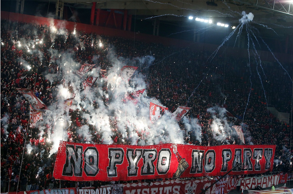 Ολυμπιακός-ΑΕΚ: Πήρε... φωτιά το «Καραϊσκάκη» (photos+video)