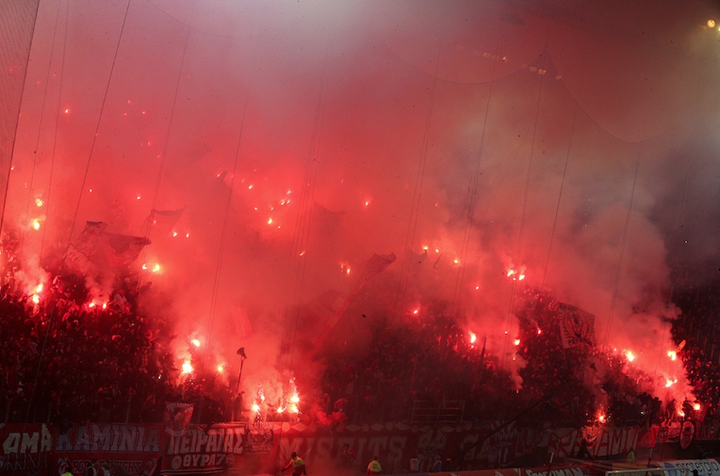 Ολυμπιακός-ΑΕΚ: Πήρε... φωτιά το «Καραϊσκάκη» (photos+video)