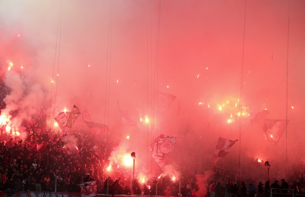 Ολυμπιακός-ΑΕΚ: Πήρε... φωτιά το «Καραϊσκάκη» (photos+video)