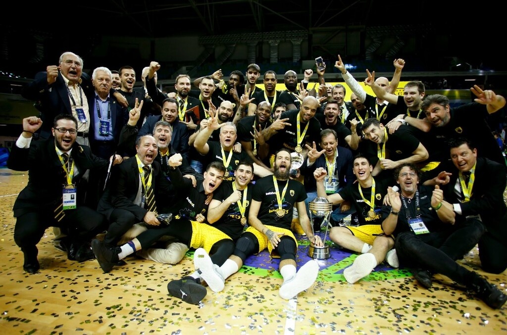 AEK – Φλαμένγκο: Η ιστορική στιγμή της απονομής των «κιτρινόμαυρων» (video&photos)