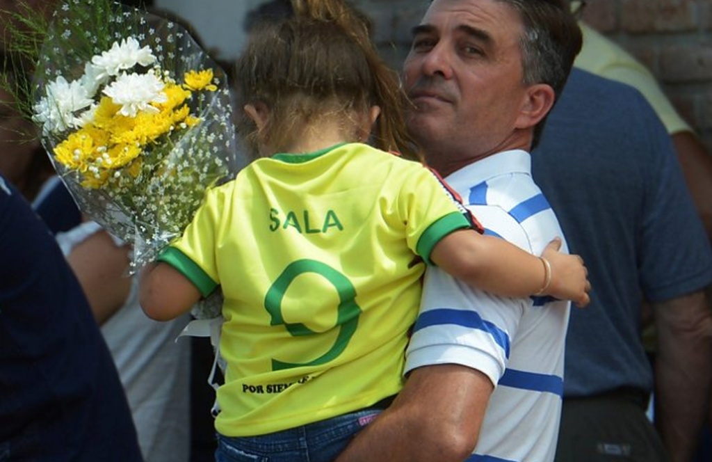 Ράγισαν καρδιές στο τελευταίο «αντίο» του Σάλα (photos)