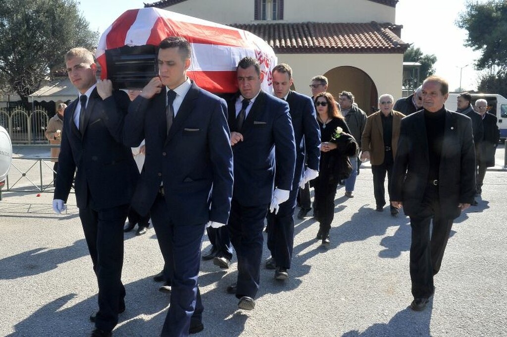 Ο παλαίμαχος που κηδεύτηκε με τη σημαία του Ολυμπιακού (photos)