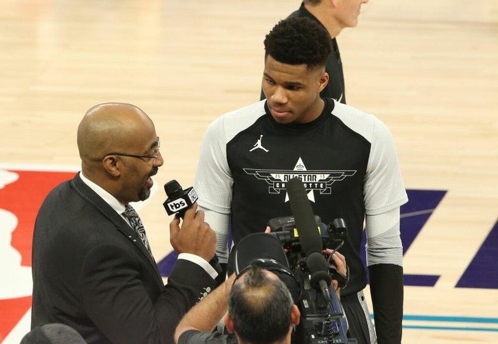 Αυτός είναι ο αγαπημένος τραγουδιστής του Γιάννη Αντετοκούνμπο (photos+video)