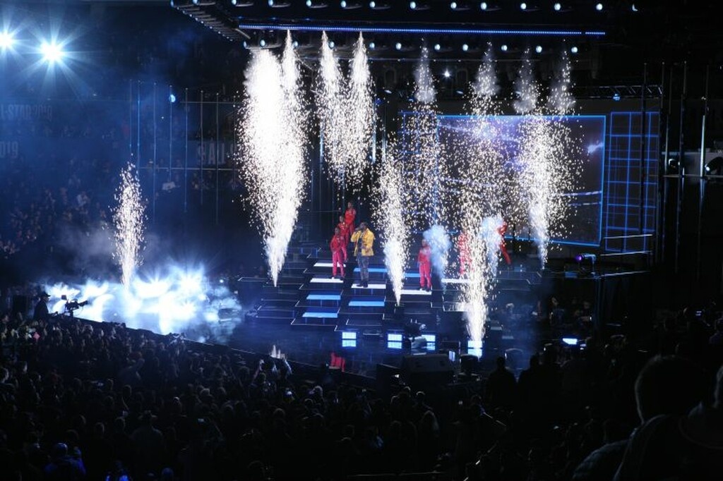 Αυτός είναι ο αγαπημένος τραγουδιστής του Γιάννη Αντετοκούνμπο (photos+video)