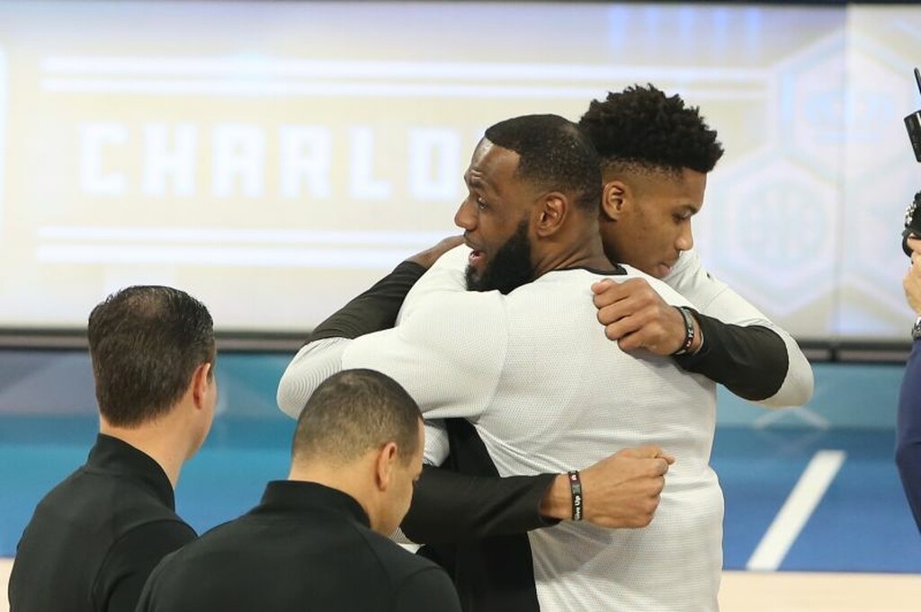 Αυτός είναι ο αγαπημένος τραγουδιστής του Γιάννη Αντετοκούνμπο (photos+video)