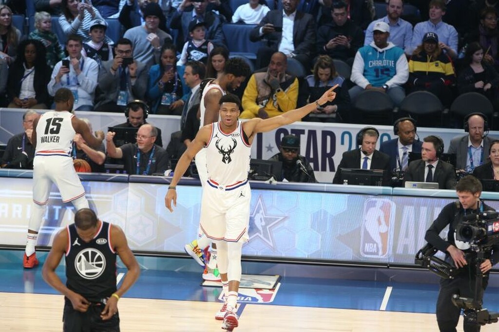 Αυτός είναι ο αγαπημένος τραγουδιστής του Γιάννη Αντετοκούνμπο (photos+video)