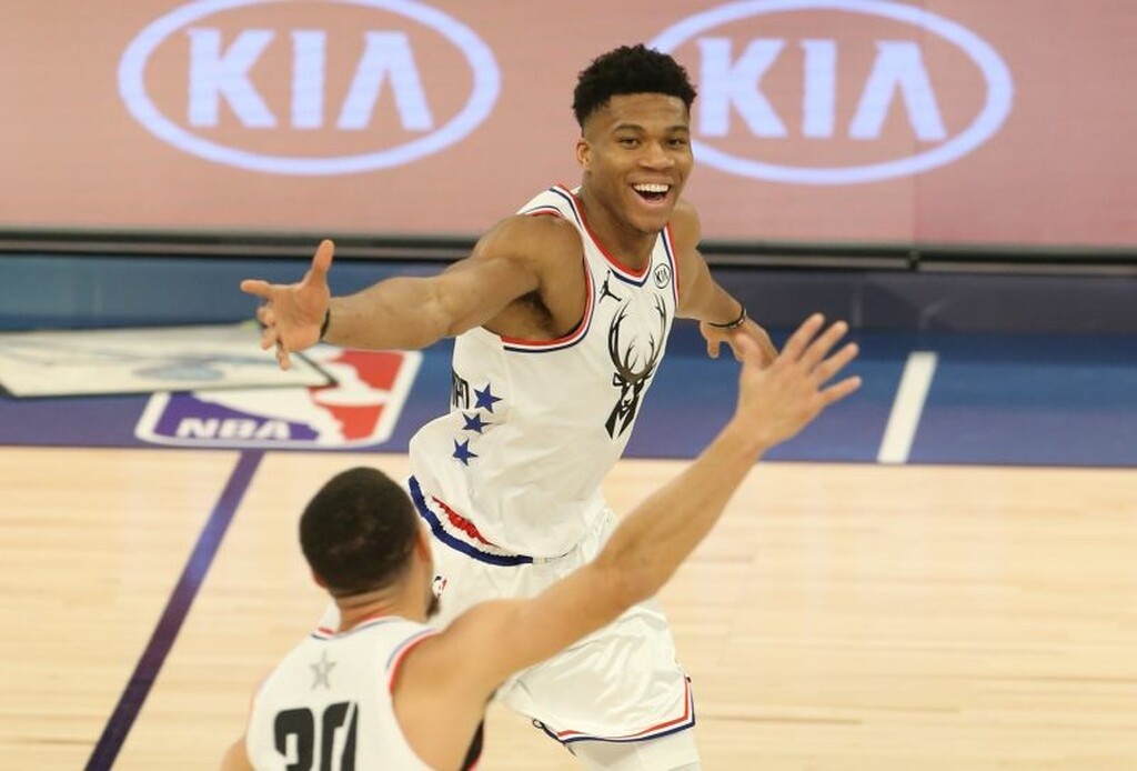 Αυτός είναι ο αγαπημένος τραγουδιστής του Γιάννη Αντετοκούνμπο (photos+video)