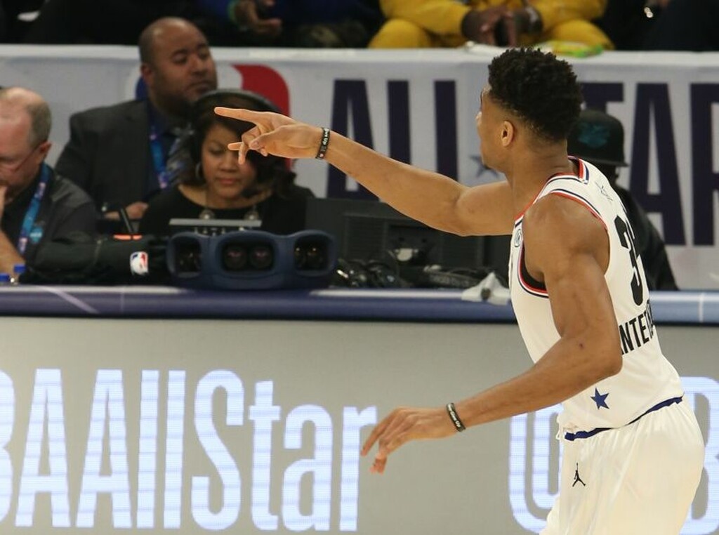 Αυτός είναι ο αγαπημένος τραγουδιστής του Γιάννη Αντετοκούνμπο (photos+video)