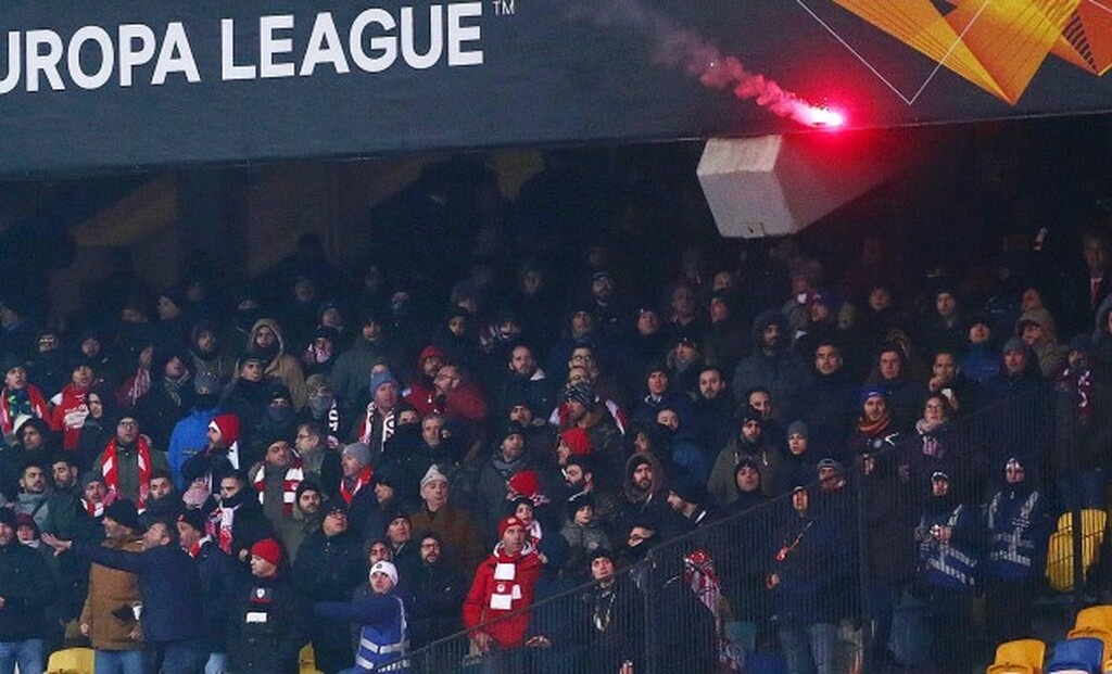 Ντιναμό Κιέβου-Ολυμπιακός: Πέταξαν φωτοβολίδα στην «ερυθρόλευκη» εξέδρα (photos)