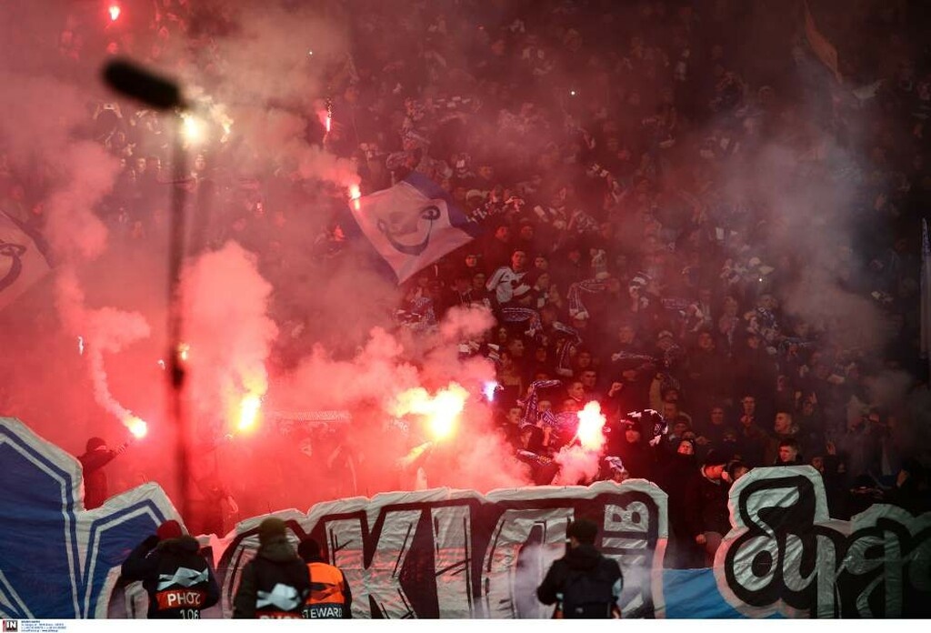 Ντιναμό Κιέβου-Ολυμπιακός: Πέταξαν φωτοβολίδα στην «ερυθρόλευκη» εξέδρα (photos)