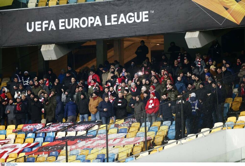 Ντιναμό Κιέβου-Ολυμπιακός: Πέταξαν φωτοβολίδα στην «ερυθρόλευκη» εξέδρα (photos)