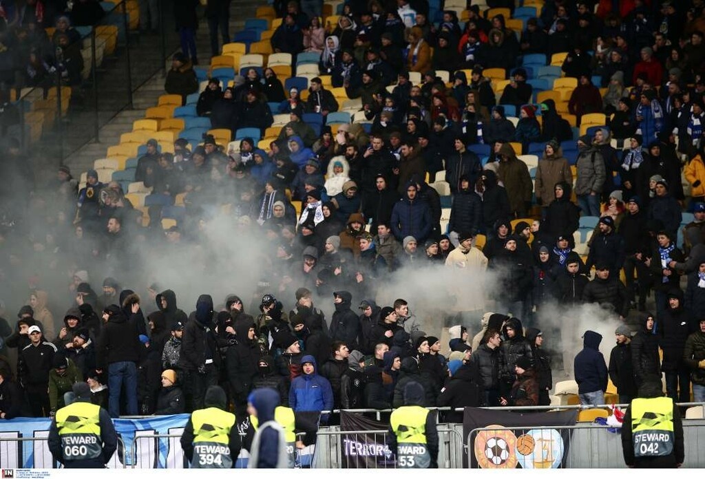 Ντιναμό Κιέβου-Ολυμπιακός: Πέταξαν φωτοβολίδα στην «ερυθρόλευκη» εξέδρα (photos)