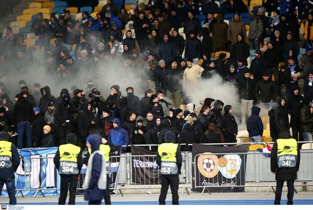 Ντιναμό Κιέβου-Ολυμπιακός: Πέταξαν φωτοβολίδα στην «ερυθρόλευκη» εξέδρα (photos)