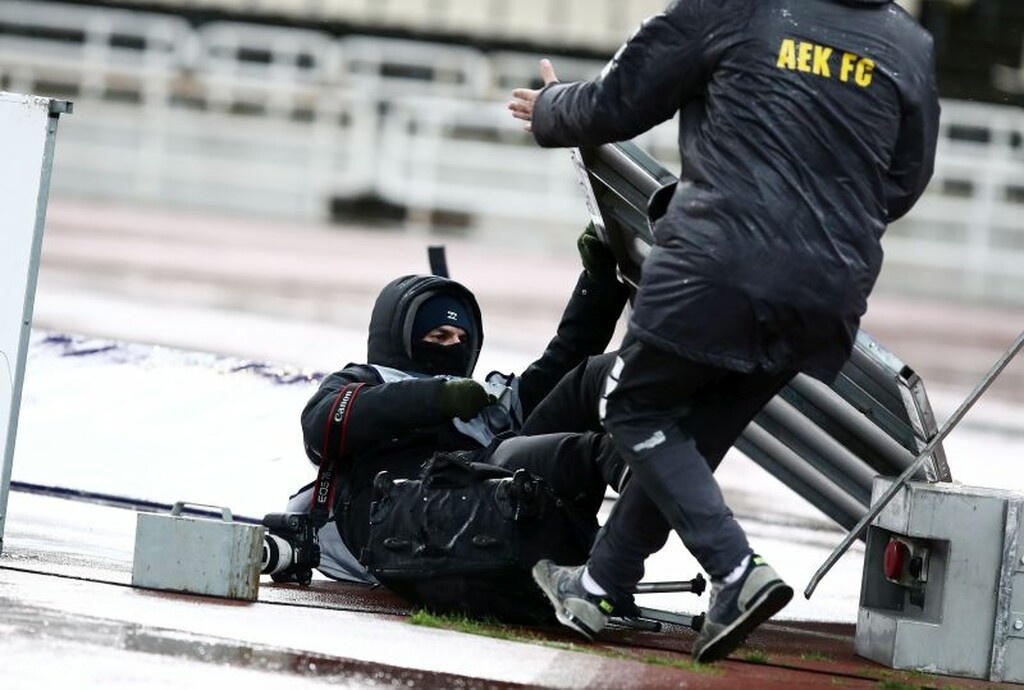 Σοκαριστική σκηνή στο ΟΑΚΑ: Πινακίδα καταπλάκωσε φωτογράφο (photos)