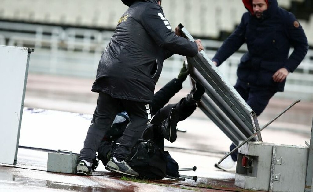 Σοκαριστική σκηνή στο ΟΑΚΑ: Πινακίδα καταπλάκωσε φωτογράφο (photos)
