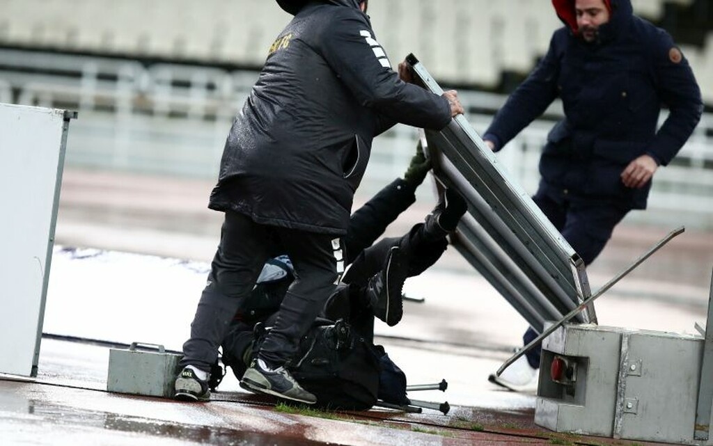 Σοκαριστική σκηνή στο ΟΑΚΑ: Πινακίδα καταπλάκωσε φωτογράφο (photos)