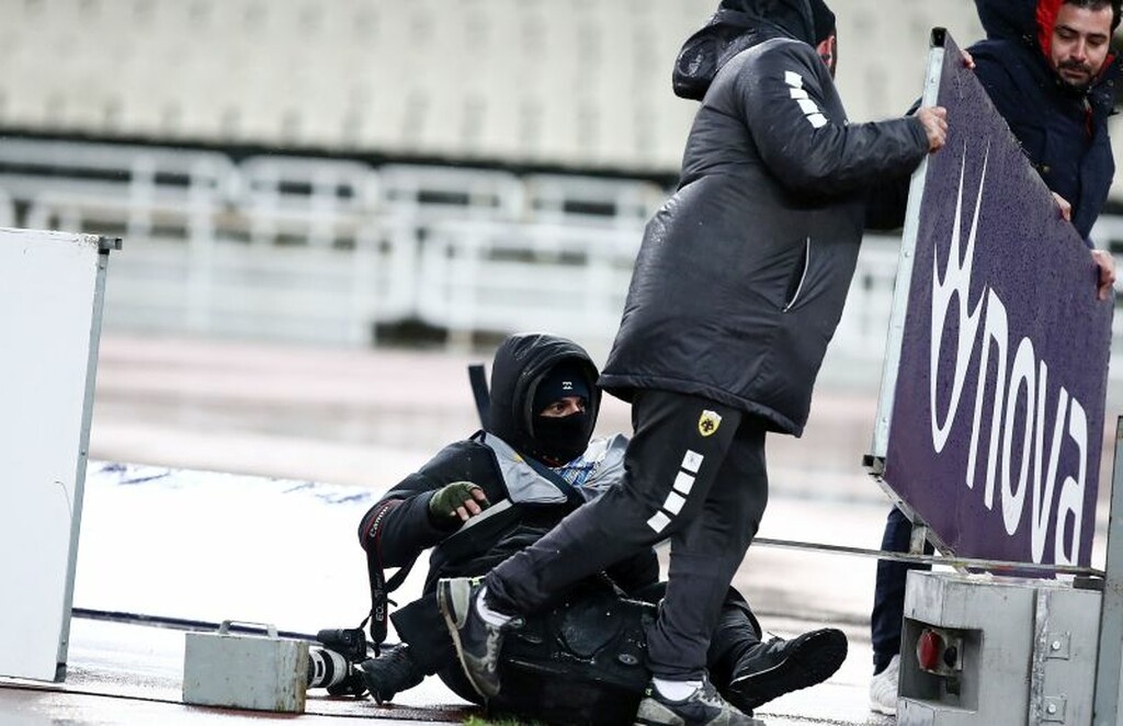 Σοκαριστική σκηνή στο ΟΑΚΑ: Πινακίδα καταπλάκωσε φωτογράφο (photos)