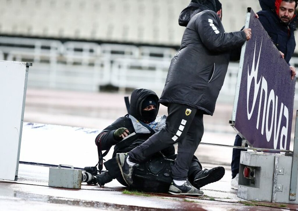 Σοκαριστική σκηνή στο ΟΑΚΑ: Πινακίδα καταπλάκωσε φωτογράφο (photos)