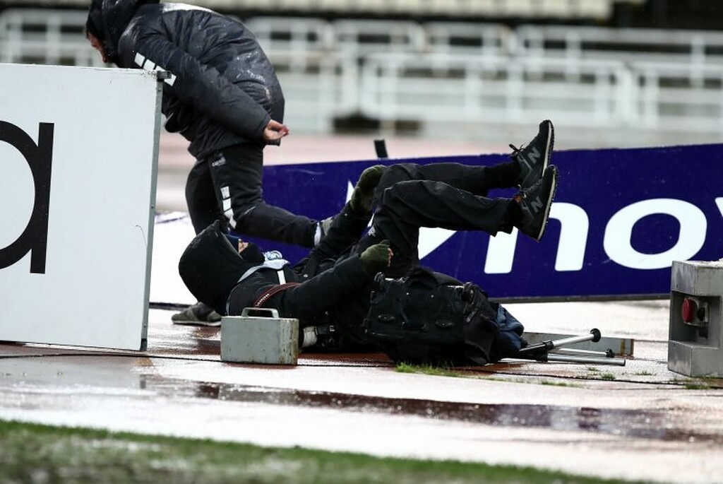 Σοκαριστική σκηνή στο ΟΑΚΑ: Πινακίδα καταπλάκωσε φωτογράφο (photos)